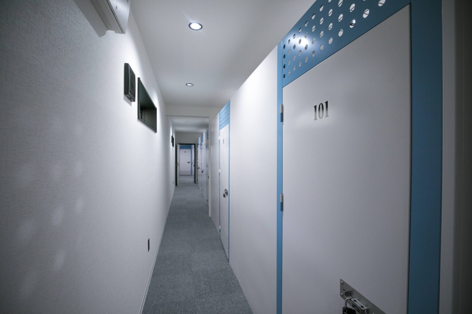 空調・除湿管理された明るい館内通路